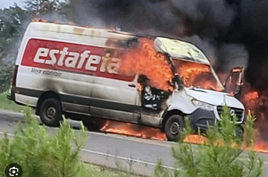 Incendian camiones y bloquean carretera tras desaparición de 7 policías en Michoacán